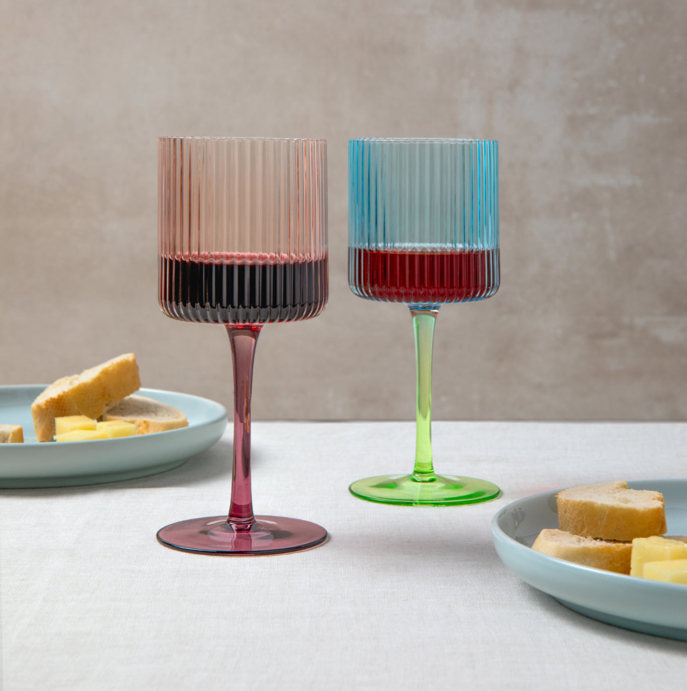 Weingläser, verschiedene Farben