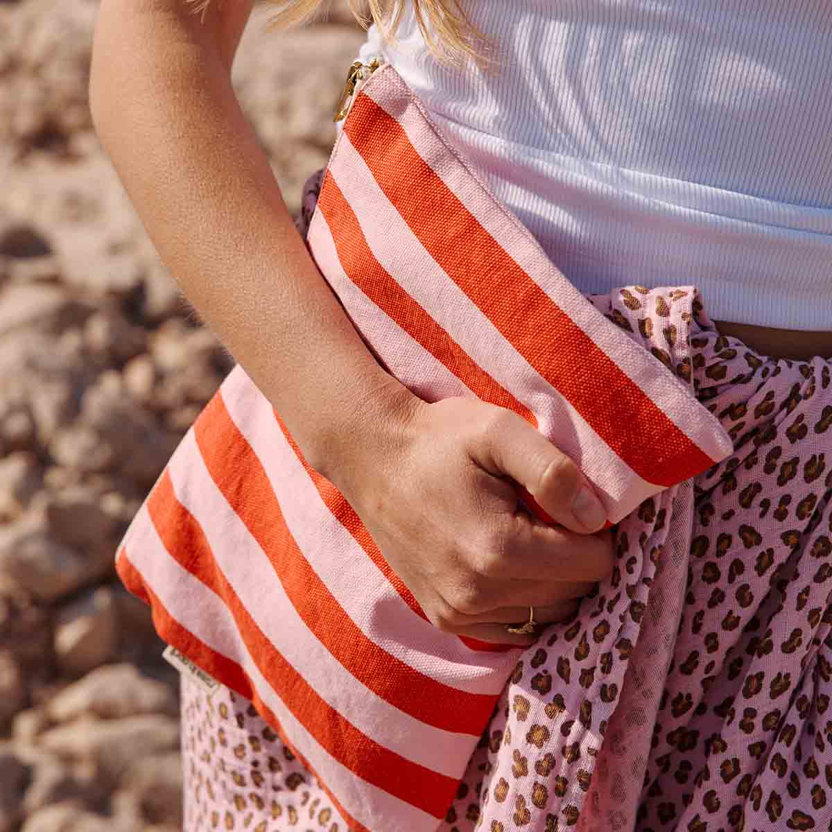 Clutch, flache Tasche mit Streifen in Tomatenrot und Candy Pink