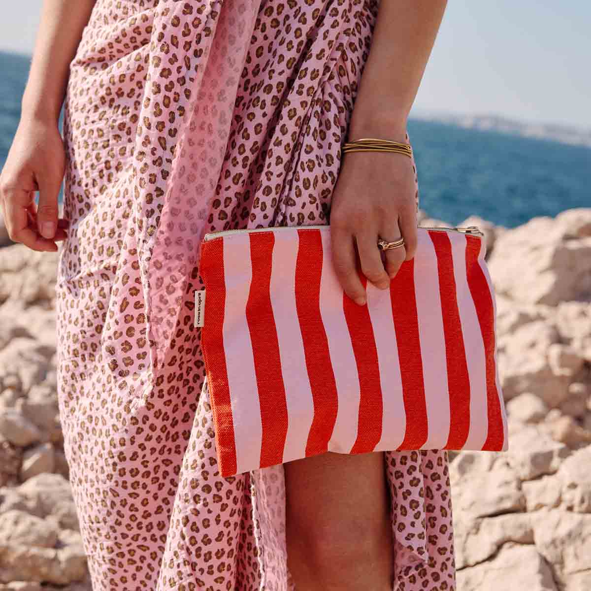 Clutch, flache Tasche mit Streifen in Tomatenrot und Candy Pink