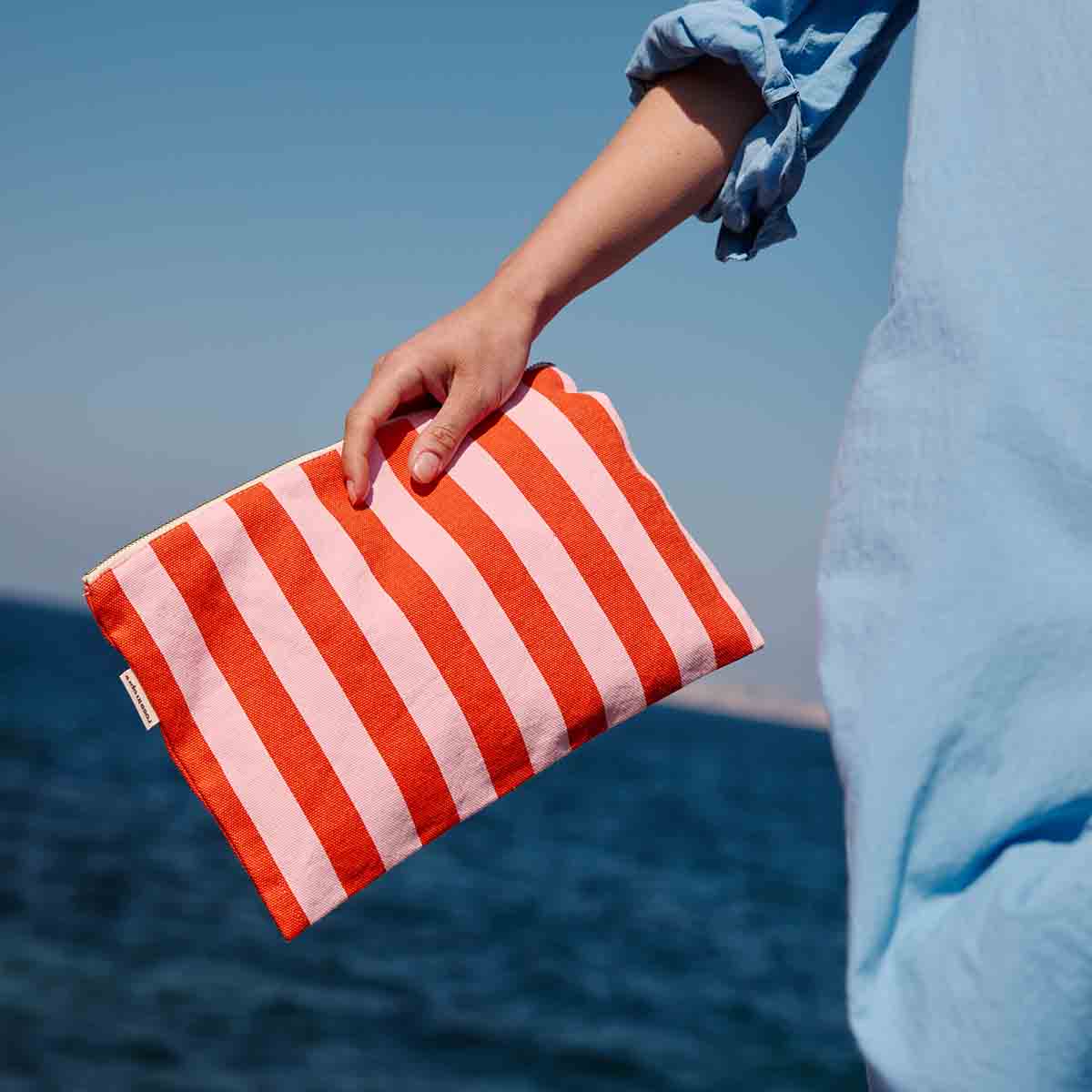 Clutch, flache Tasche mit Streifen in Tomatenrot und Candy Pink