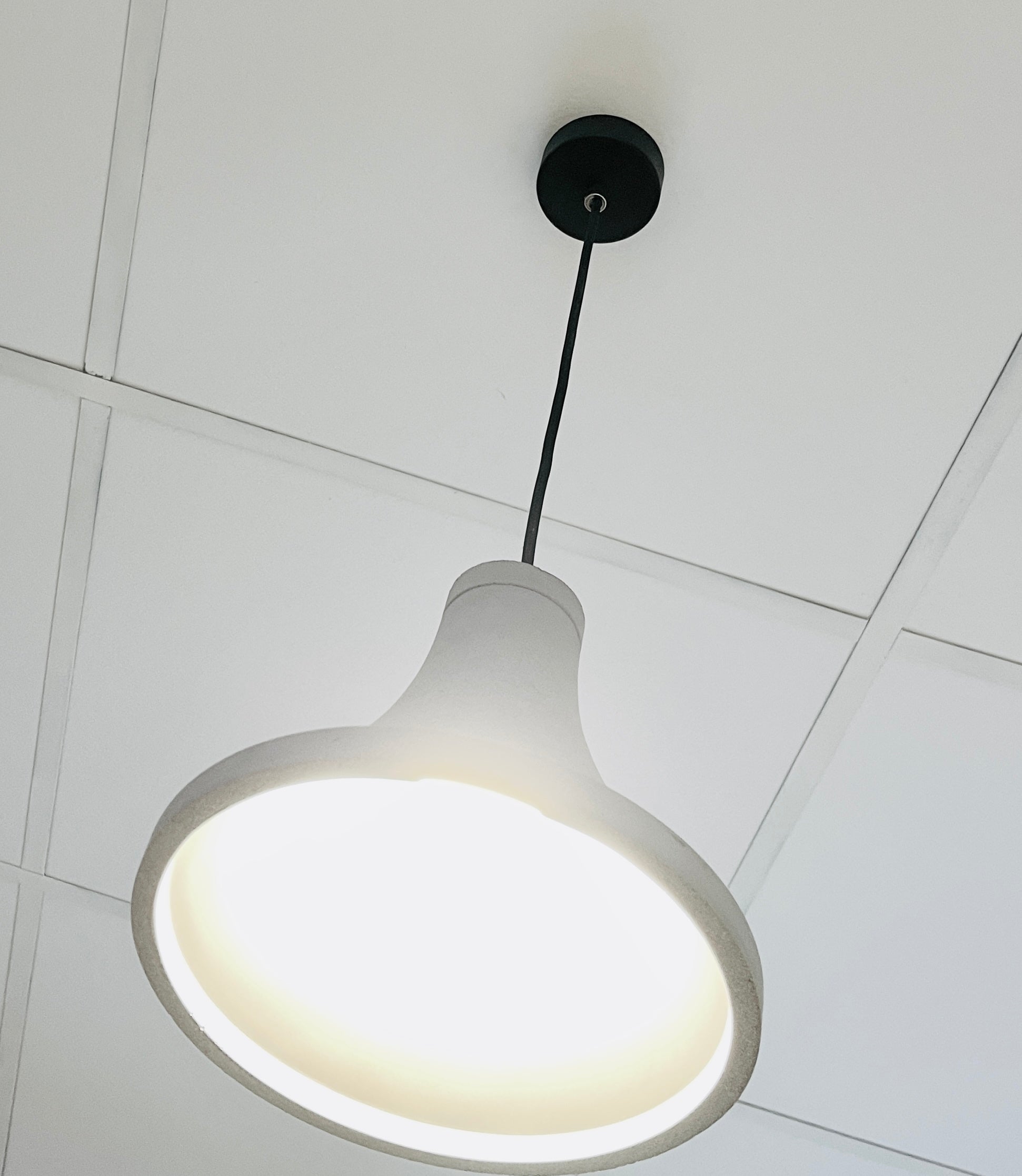 Ando Pendelleuchte aus grauem Naturbeton